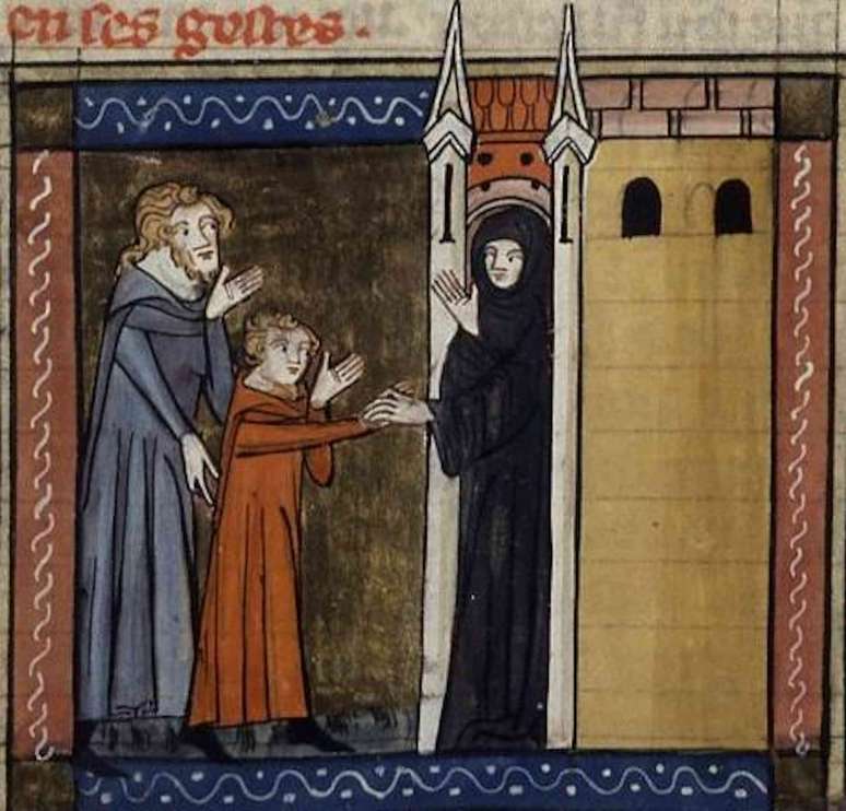 Uma criança e um homem mais velho estão na entrada de um edifício com minaretes enquanto uma freira, vestida inteiramente de preto, fala com eles.
