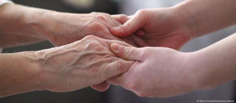 Com jovens e idosos na linha de frente da solidão, governo alemão busca maior convívio em sociedade para sanar o problema