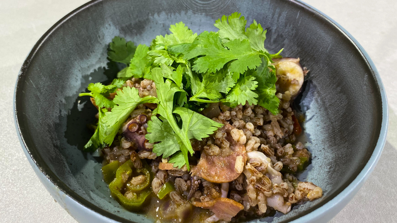 Arroz de frutos do mar com porco feito pela chef Irina Cordeiro e Diogo Nogueira