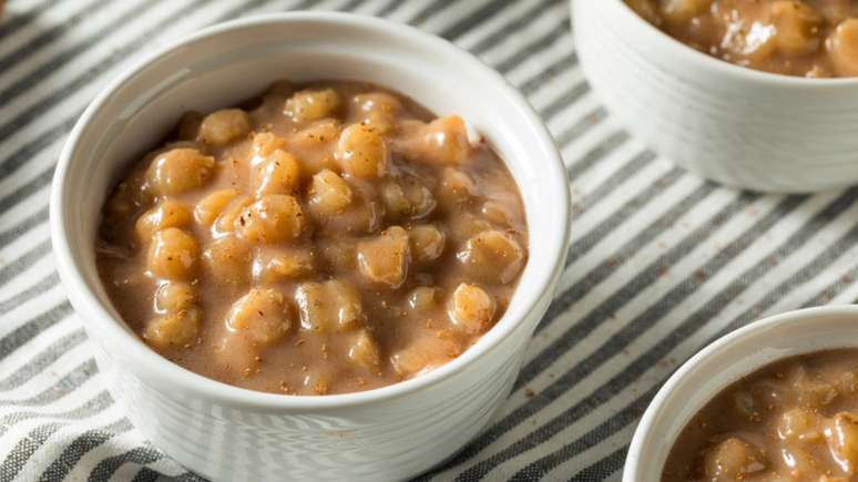 Canjica doce com leite condensado e amendoim – Foto: Shutterstock