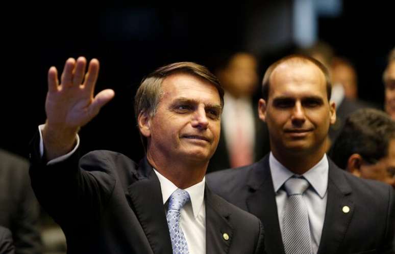 O ex-presidente Jair Bolsonaro (PL) será ouvido pela Polícia Federal (PF) em inquérito contra seu filho, o deputado federal licenciado Eduardo Bolsonaro (PL-SP); na foto, pai e filho estão no plenário da Câmara, em fevereiro de 2015