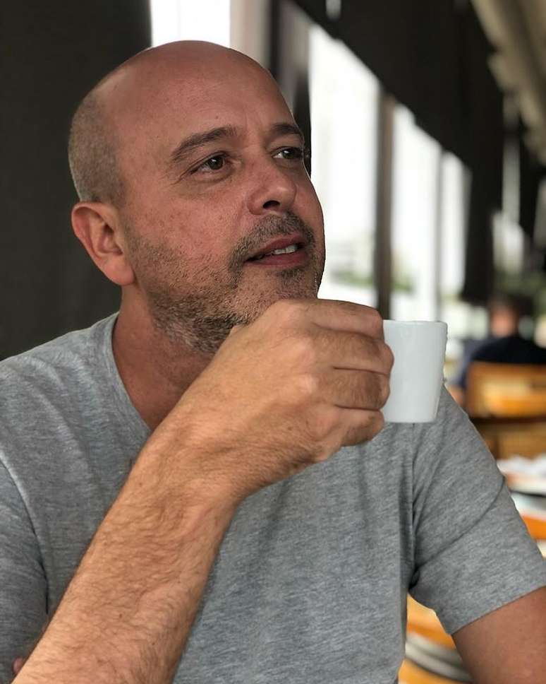 Alex Escobar toma café e posa para foto