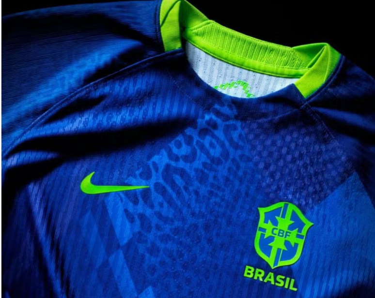 Camisa azul foi intitulada como "Beleza Ousada"