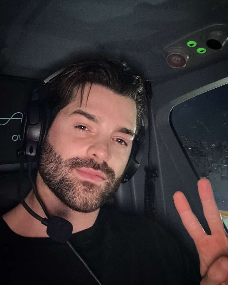 Alok faz selfie dentro de aeronave