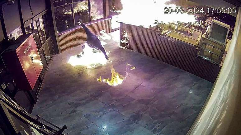 Homem rola no ch&atilde;o para tentar apagar o fogo 