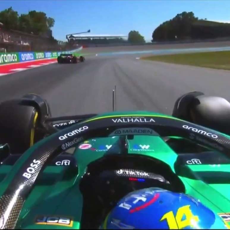 Lewis Hamilton atrapalha Fernando Alonso