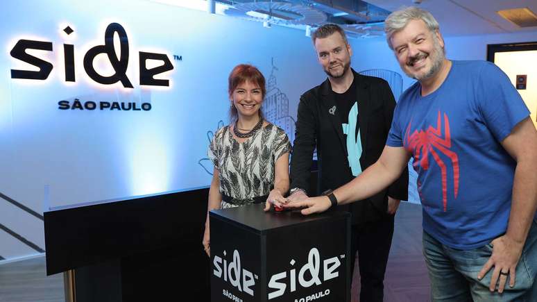 Martin McBride, CCO da Side, ao lado de Yayá Torre e Rodrigo Terra, da Abragames, na inauguração do estúdio em São Paulo