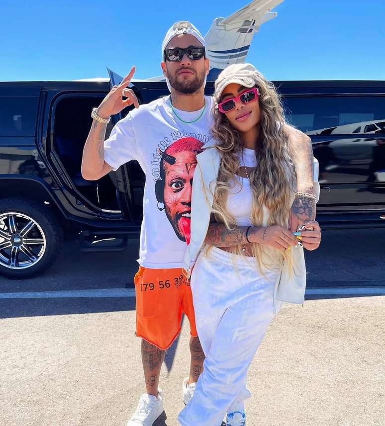 Neymar e Rafaella posam juntos com limousine e avião ao fundo