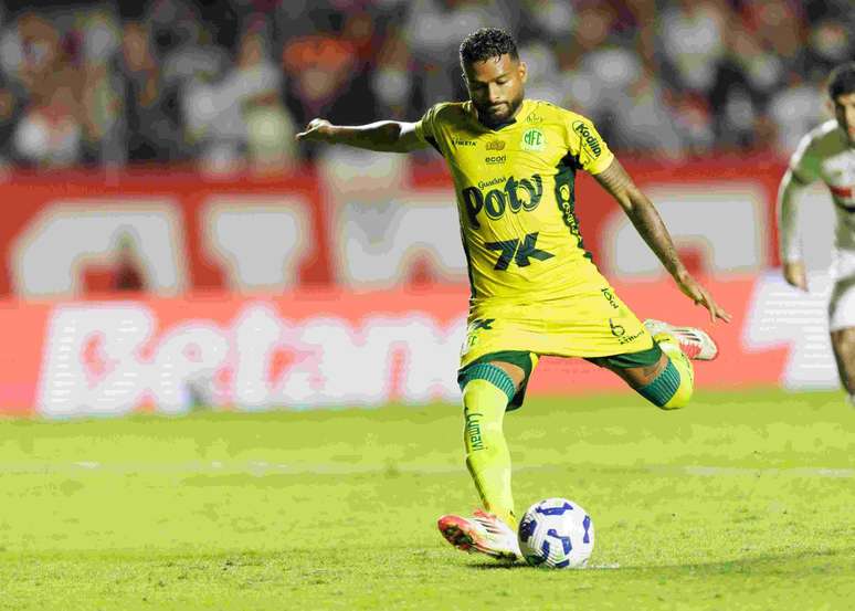 O lateral Reinaldo é um dos grandes nomes do Mirassol