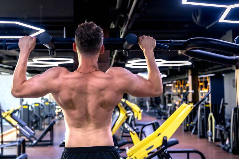 Personal trainer lista 4 exercícios que ajudam a queimar a gordura das costas em casa