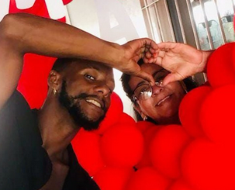 Victor Cerqueira ao lado da mãe, Luzia, em uma foto compartilhada por ela