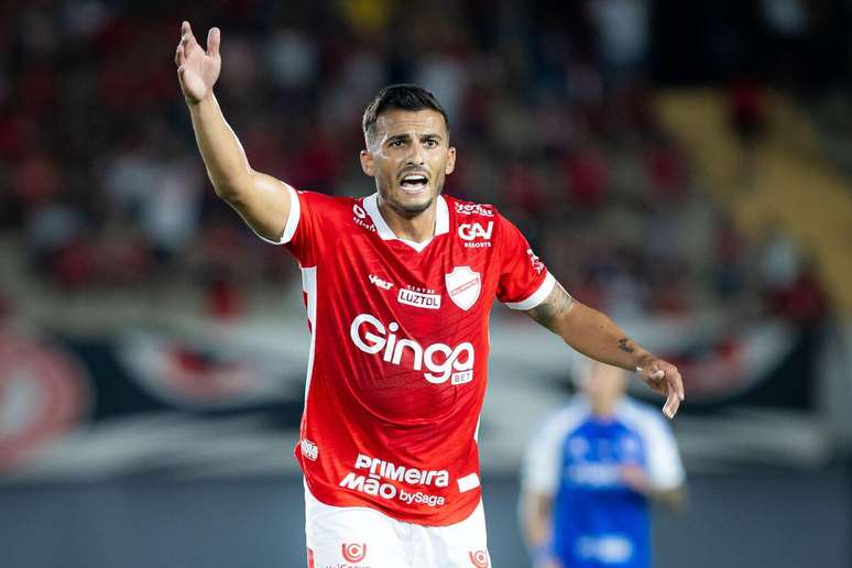 Guilherme Parede (Vila Nova-GO) durante jogo contra o Cruzeiro, no dia 22.05.2025 