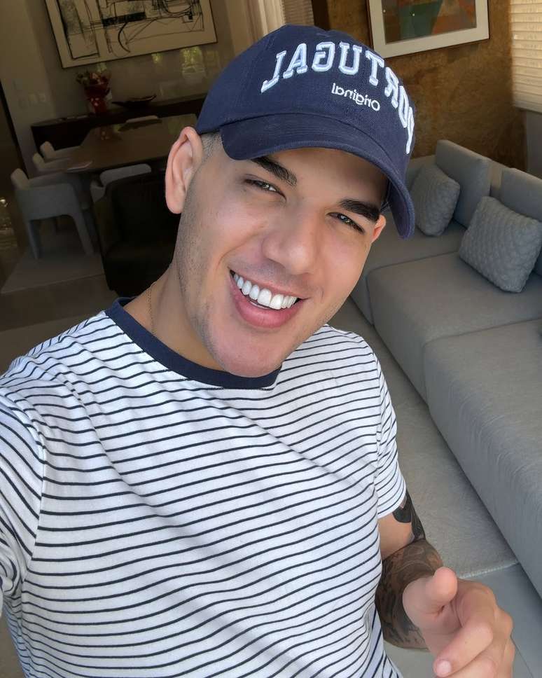 Posa sorridente em foto compartilhada na rede