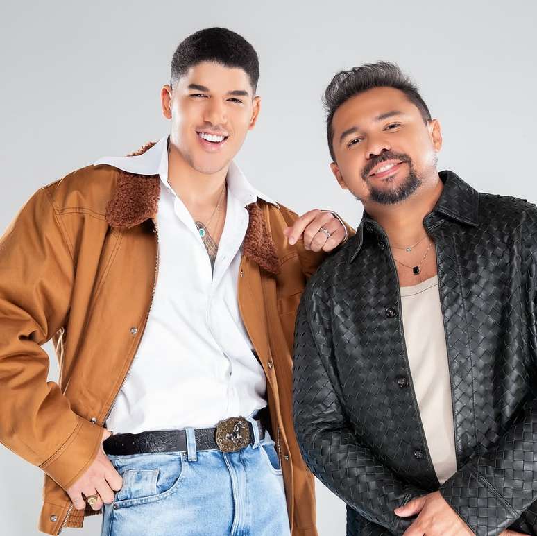 Zé Vaqueiro divulga capa de música com Xand Avião