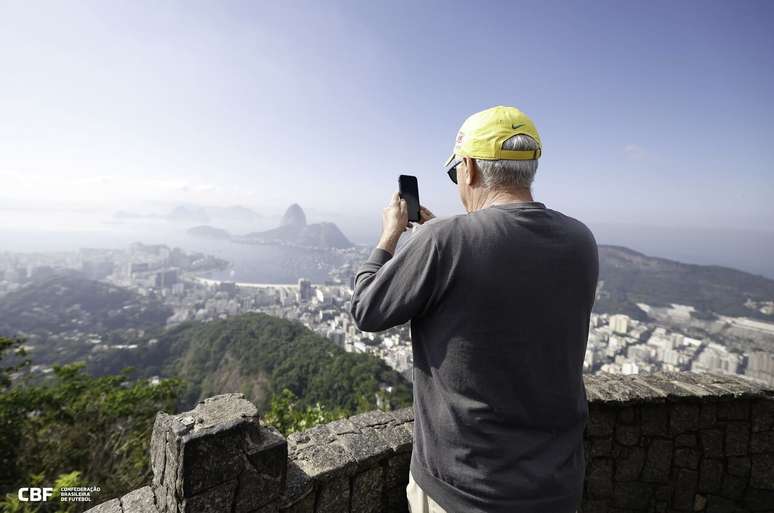 Ancelotti aproveita para tirar fotos do alto do Corcovado, com o P&atilde;o de A&ccedil;&uacute;car ao fundo.
