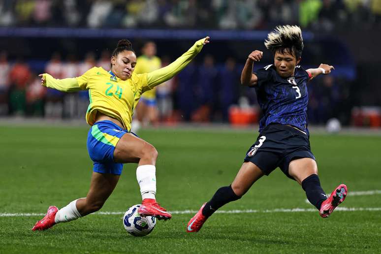 Dudinha dribla Minami e acaba derrubada. Este lance vai gerar o p&ecirc;nalti. Mas que Kerolin ir&aacute; desperdi&ccedil;ar.