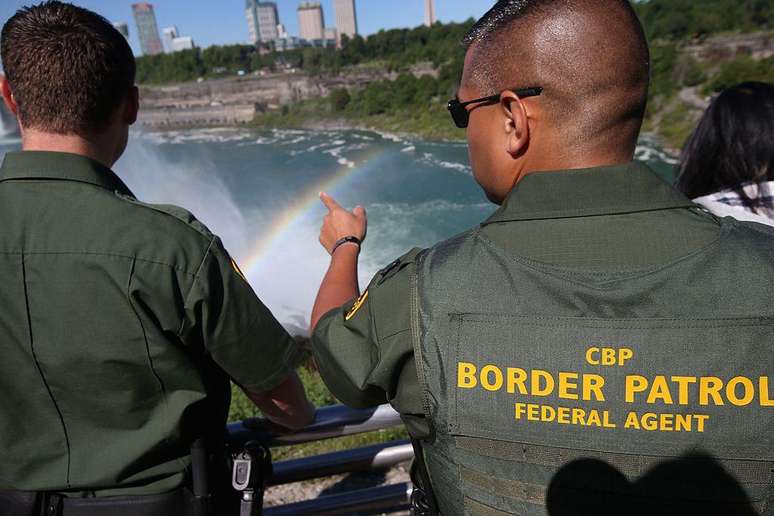A Patrulha de Fronteira dos EUA (CBP, na sigla em ingl&ecirc;s) vigia o lado americano da ponte