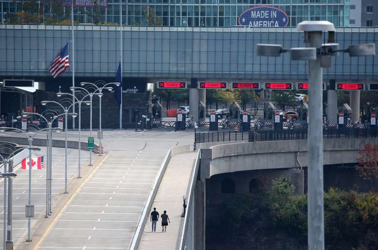 A ponte que atravessa as cataratas tem uma faixa destinada a pedestres