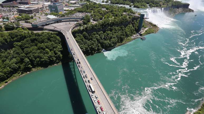Vista a&eacute;rea da ponte na fronteira usada diariamente por carros e pedestres
