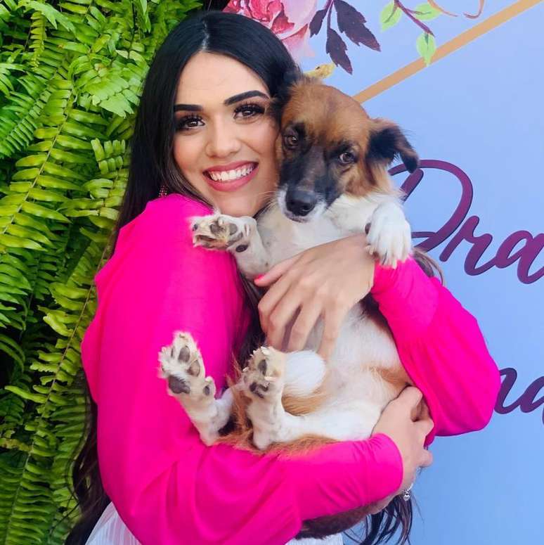 Katlyn viveu cerca de 4 a 5 anos com a fam&iacute;lia at&eacute; apresentar um incha&ccedil;o repentino no abd&ocirc;men. Exames revelaram um c&acirc;ncer no f&iacute;gado, e Aline conta que n&atilde;o poupou esfor&ccedil;os para tentar salv&aacute;-la