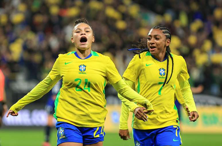 Dudinha celebra gol pela Seleção Brasileira