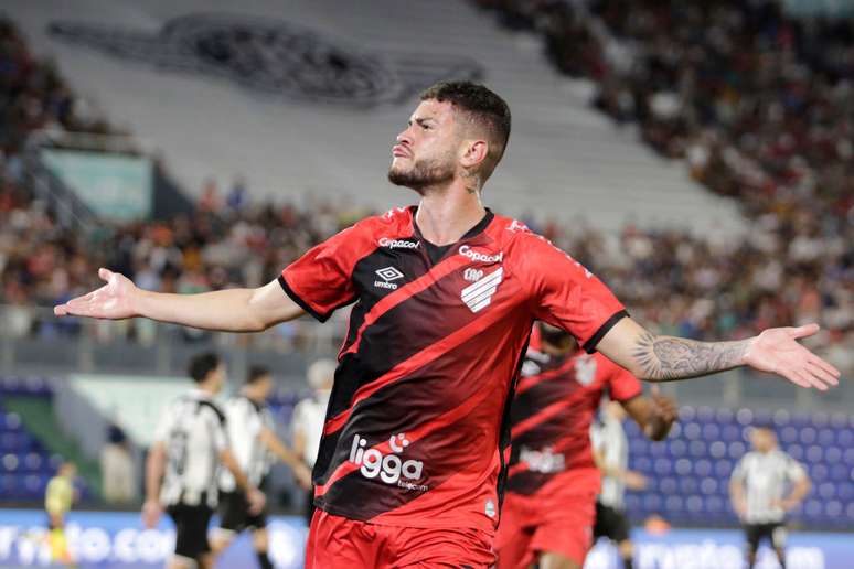 Rômulo comemora gol contra o Libertad, pela Libertadores
