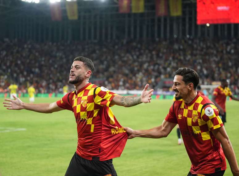 Rômulo comemora gol contra o Fenerbahçe