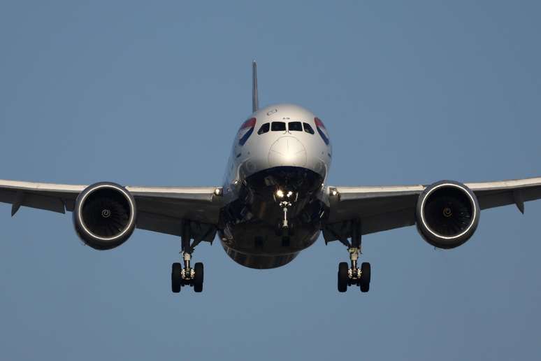 Um Boeing 787-8 Dreamliner da British Airways se aproxima do Aeroporto Internacional de San Diego para pousar vindo de Londres em 9 de maio de 2025, em San Diego, Califórnia.