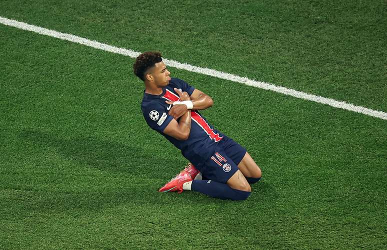 Doué comemora gol pelo PSG