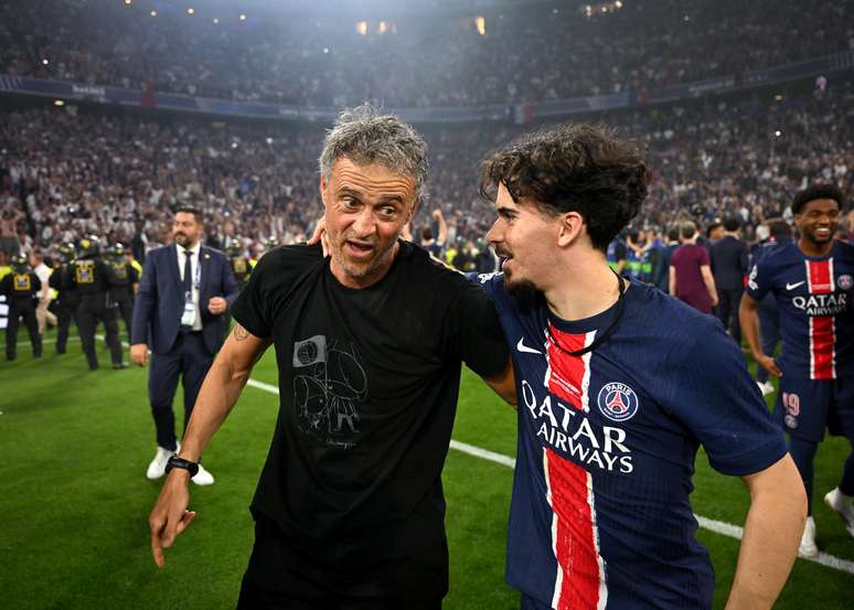 Luis Enrique com camisa em homenagem a filha ap&oacute;s t&iacute;tulo do PSG