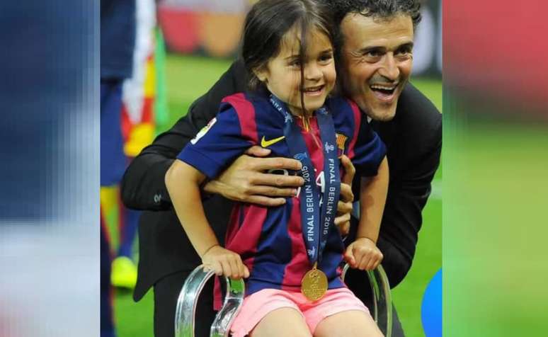 Xana no campo com o pai, na &eacute;poca do Barcelona &ndash;