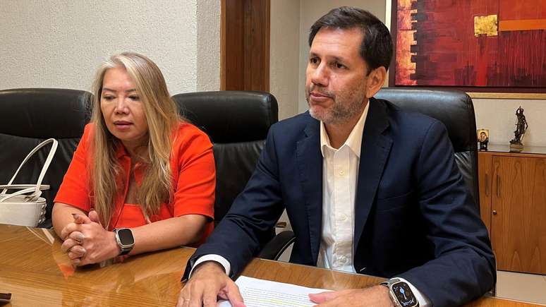 Michelle Byun e Carmelo Caballero s&atilde;o advogados da Associa&ccedil;&atilde;o do Esp&iacute;rito Santo para a Unifica&ccedil;&atilde;o do Cristianismo Mundial. Eles dizem que est&atilde;o dispostos a doar terras para os moradores de Puerto Casado, mas que h&aacute; uma disputa legal que os impede