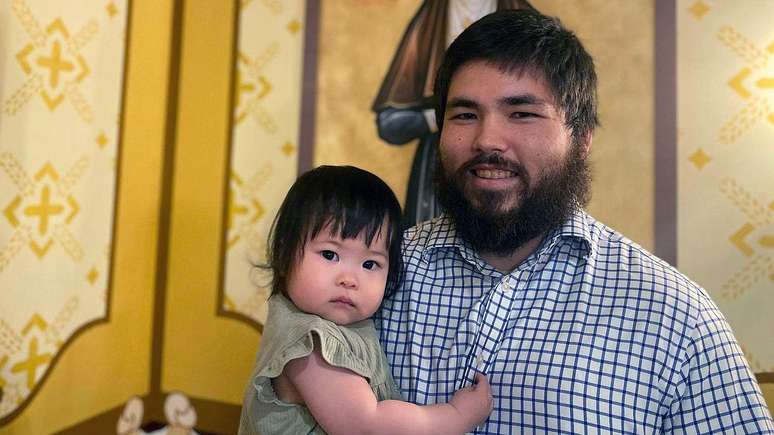 Theodore &mdash; que at&eacute; recentemente rejeitava toda religi&atilde;o, e agora se converteu &mdash; levanta pesos tr&ecirc;s vezes por semana com o padre Moses