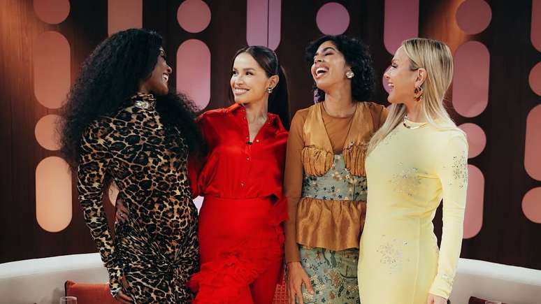 Juliette Freire ao lado das apresentadoras Erika Januza, Bela Gil e Eliana/