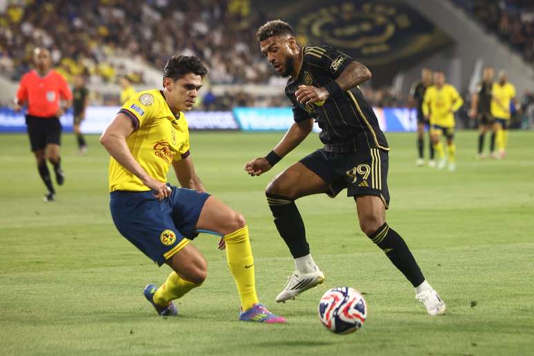 Bauganga, de Los Ángeles (en negro), obtiene marcas de ryes (del equipo de América y mexicano es la fecha de la compañía.