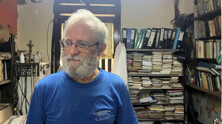 O sacerdote salesiano Zislao Ksiasek guarda dezenas de documentos e fotografias da &eacute;poca dos curtumes em Puerto Casado