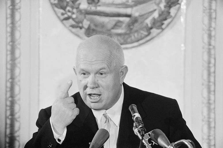 Ap&oacute;s ter sido um de seus colaboradores, Nikita Khrushchev denunciou os crimes cometidos por Joseph Stalin.