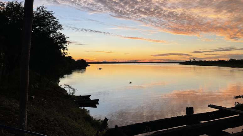 Uma das rotas para chegar a Puerto Casado exige a travessia do Rio Paraguai