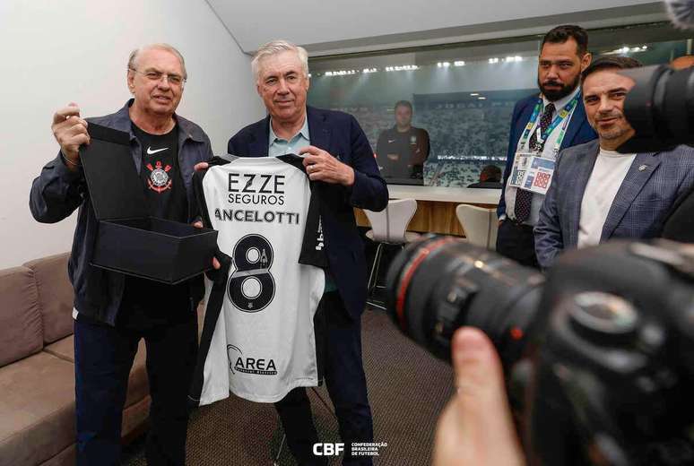 Ancelotti visitou a Neo Qu&iacute;mica Arena durante o confronto &ndash;