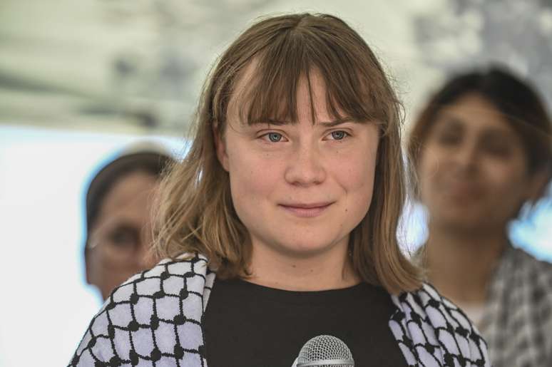 Greta Thunberg falando na coletiva de imprensa. Greta faz parte da tripulação do navio Madleen, que se dirigiu a Gaza para entregar ajuda humanitária em 1º de junho de 2025, em Catânia, Itália.