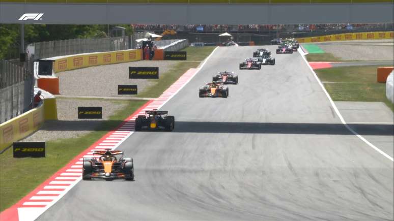 Piastri em uma excelente largada. Verstappen P2 e Norris P3