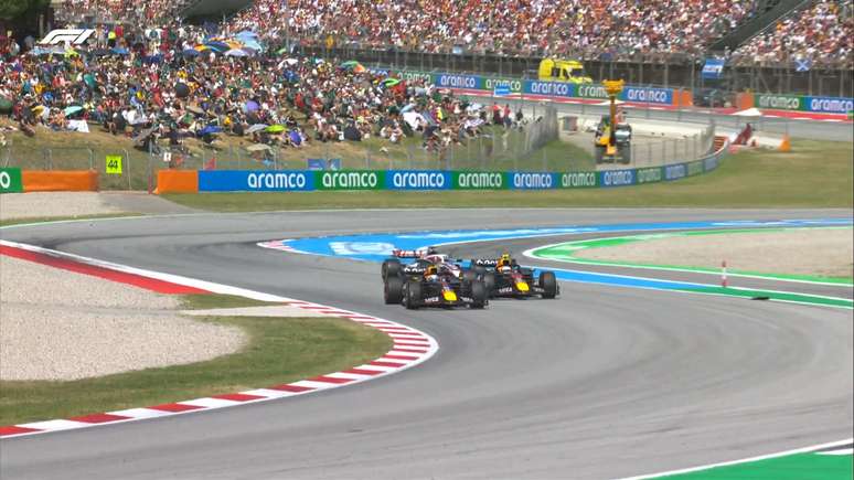 Verstappen entra em enrosco durante a corrida 