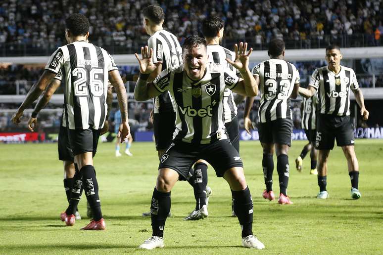 Artur comemorando o gol do Botafogo 