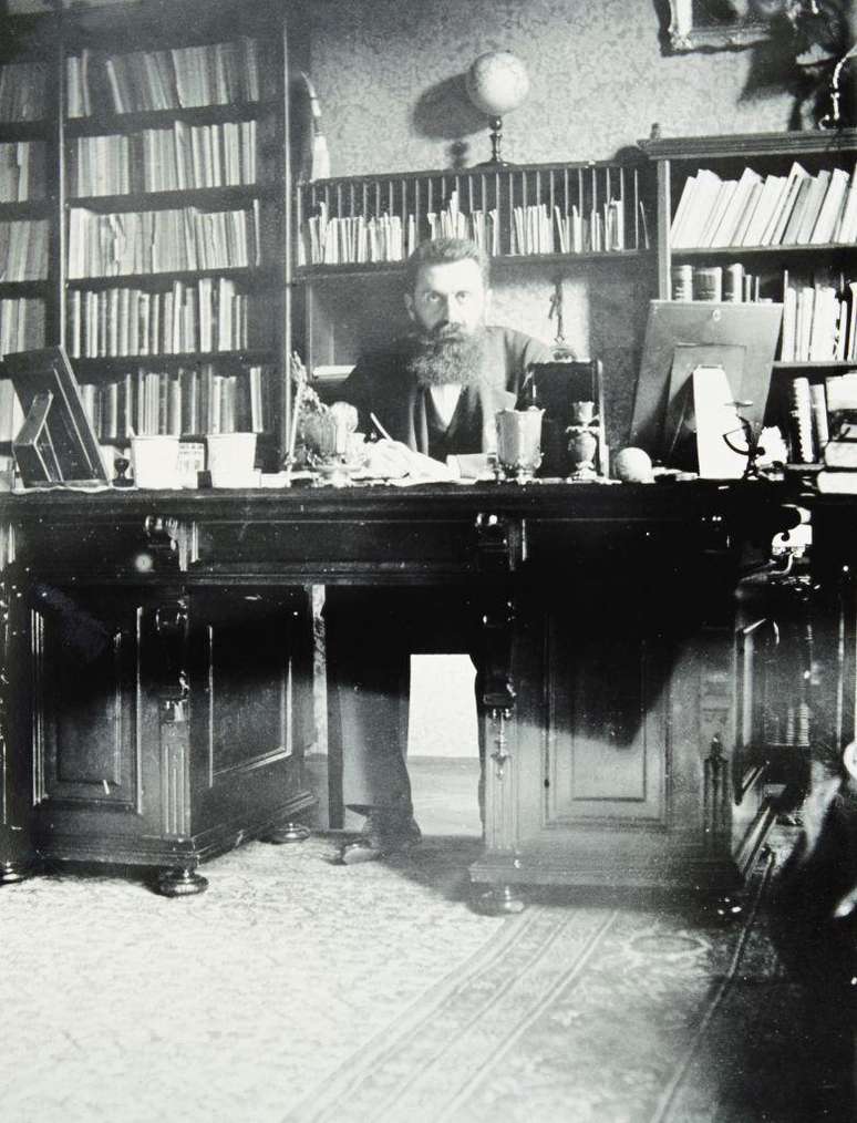 Herzl sentado em seu escrit&oacute;rio em Viena