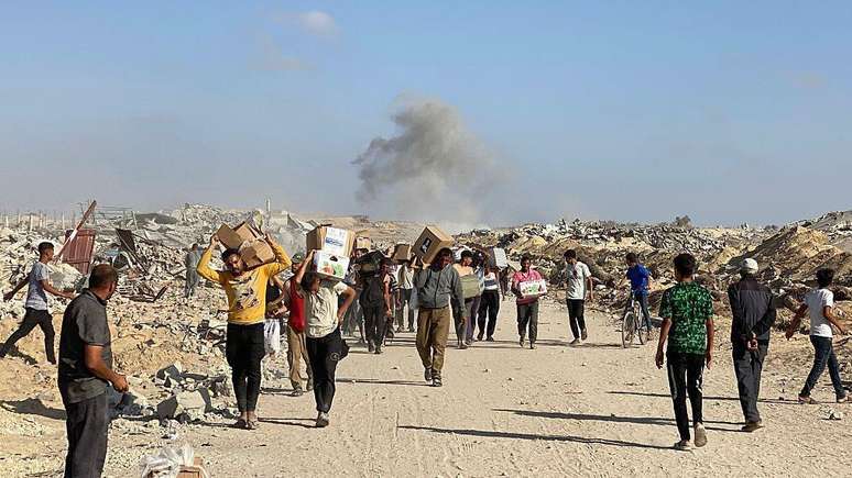 Palestinos receberam ajuda humanit&aacute;ria dos centros da GHF no fim de maio &mdash; testemunhas relataram dist&uacute;rbios graves durante a distribui&ccedil;&atilde;o da ajuda