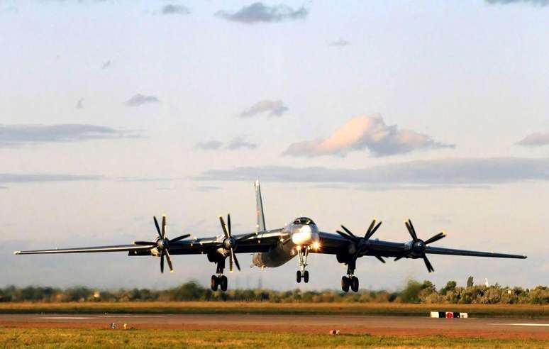 O avi&atilde;o Tu-95 foi projetado nos tempos de Stalin, pode carregar oito m&iacute;sseis e atingir 900 km por hora