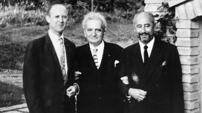 Tr&ecirc;s dos membros do "Esquadr&atilde;o Suicida", William Pickering (esquerda), Theodore von K&aacute;rm&aacute;n (centro) e Frank J. Malina (direita), em foto de 1960