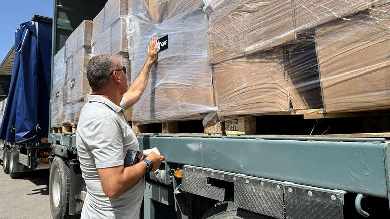 Caminh&otilde;es transportando ajuda humanit&aacute;ria com a marca da GHF s&atilde;o vistos na passagem de Kerem Shalom entre Israel e Gaza, no lado israelense