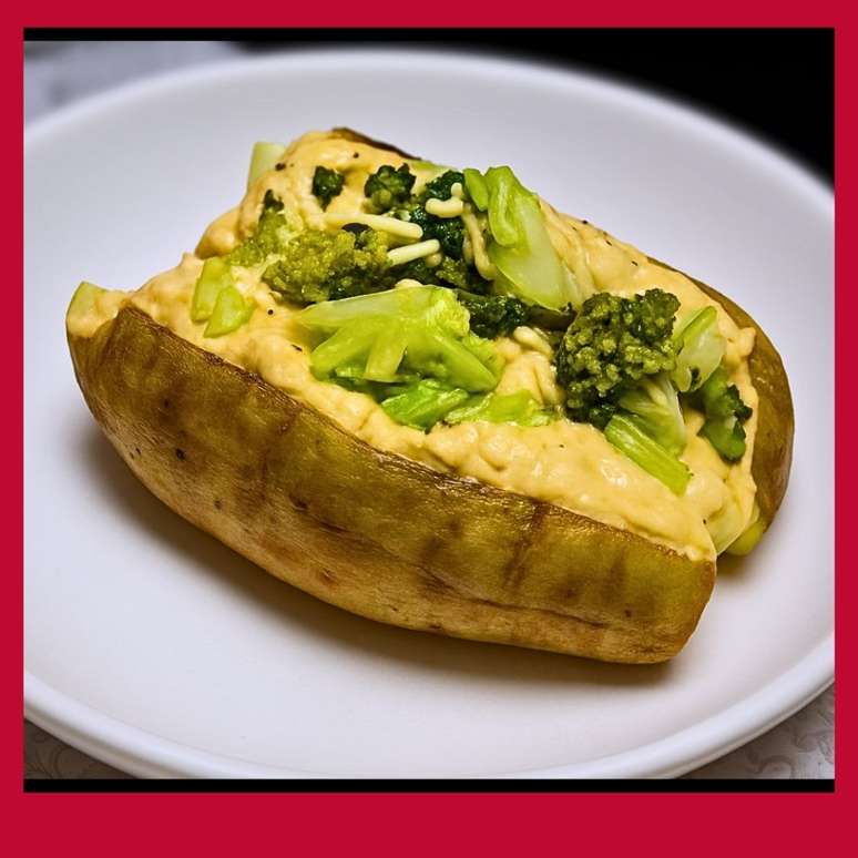 BATATA-DOCE RECHEADA COM BRÓCOLIS, ACELGA E HOMUS