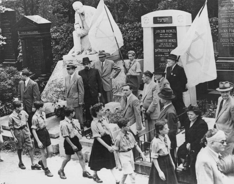 Ap&oacute;s a funda&ccedil;&atilde;o do Estado de Israel, os restos mortais de Herzl foram transferidos do t&uacute;mulo em que foi sepultado em Viena (retratado aqui) para Jerusal&eacute;m